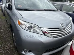 Toyota Sienna XLE Premium 8 Passenger (3.5L 6cyl 6A) 2016 Gray