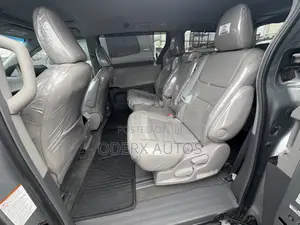 Toyota Sienna XLE Premium 8 Passenger (3.5L 6cyl 6A) 2016 Gray