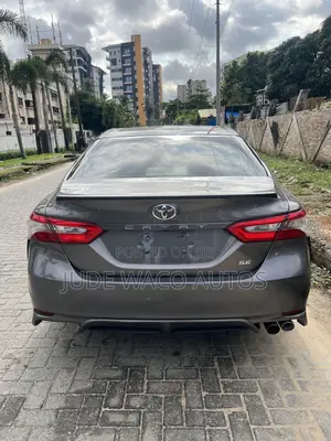 Toyota Camry SE FWD (2.5L 4cyl 8AM) 2018 Gray