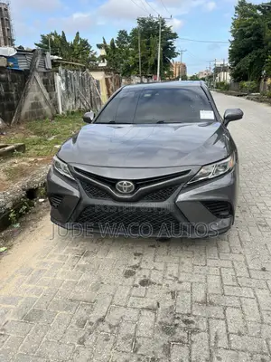 Toyota Camry SE FWD (2.5L 4cyl 8AM) 2018 Gray