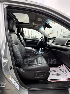 Toyota Highlander XLE 4x2 V6 (3.5L 6cyl 8A) 2017 Silver