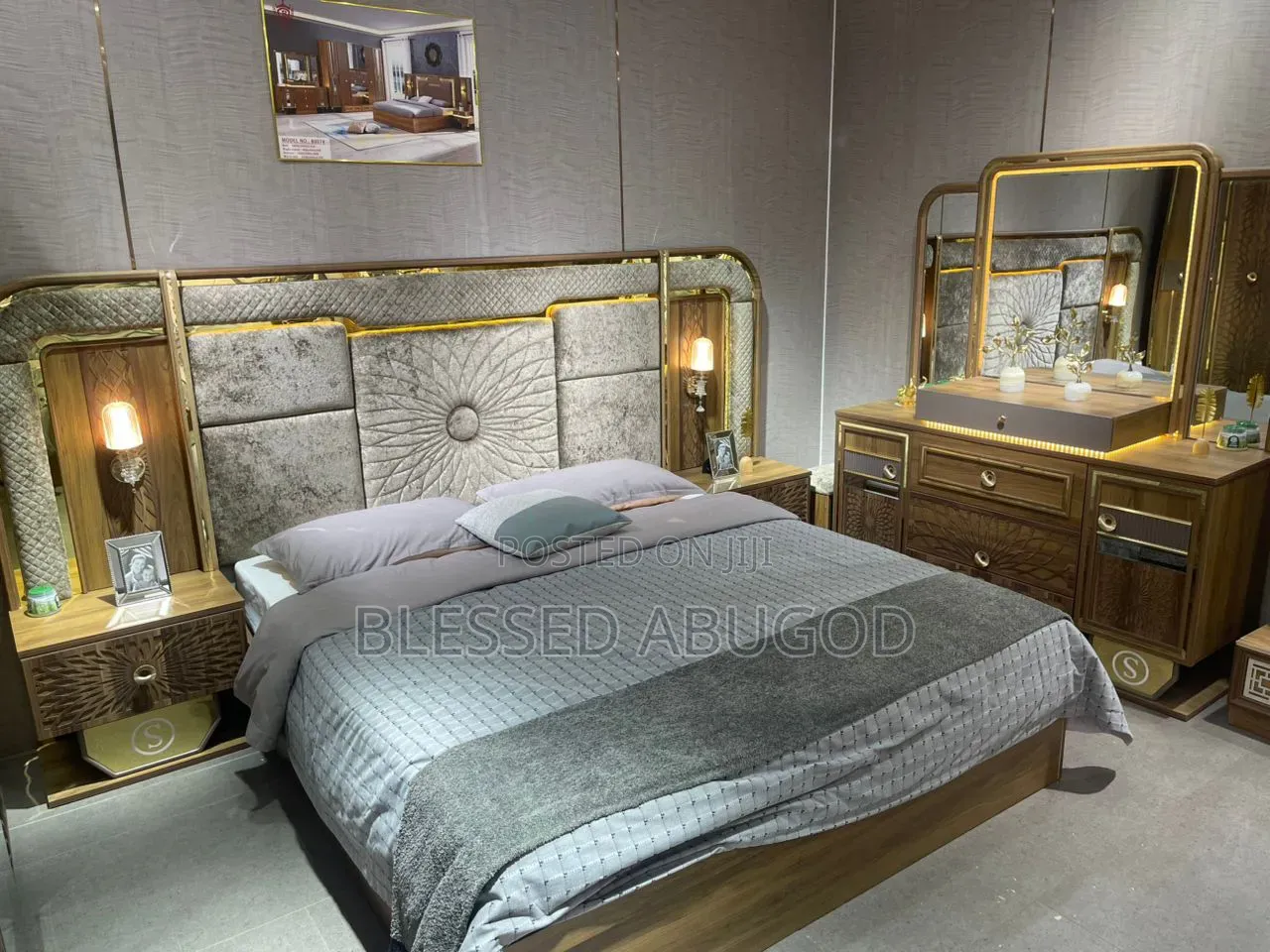 Executive Bed With Console Mirror