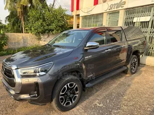 Toyota Hilux 2023 Gray