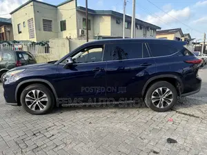 Toyota Highlander XLE 2021 Blue