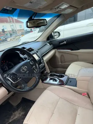 Toyota Camry XLE 4dr Sedan (2.5L 4cyl 6A) 2013 Gold