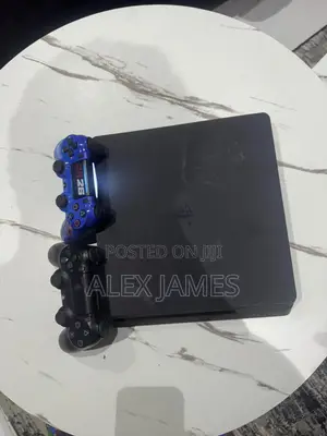 Play Station 4 Slim