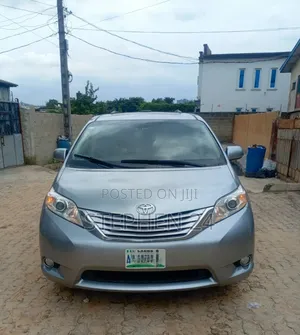 Toyota Sienna 2012 Silver