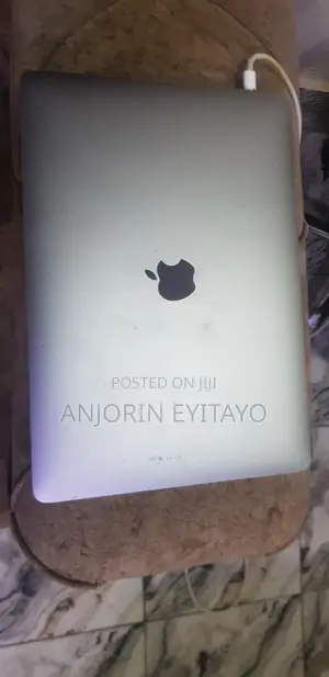 Laptop Apple MacBook Pro 2022 M2 8GB Apple M2 SSD 256GB