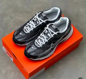 Nike Iniator Sneakers