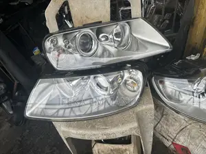Headlights Volkswagen Toureg 2006