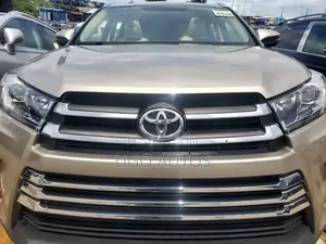 Toyota Highlander XLE V6 4x4 (3.5L 6cyl 6A) 2016 Gold