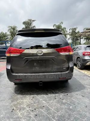 Toyota Sienna 2015 Brown