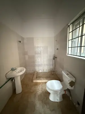 3bdrm Block of Flats in Onishon, Lakowe for rent