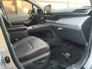 Toyota Sienna 2024 Gray