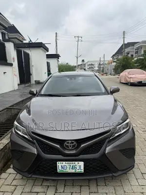 Toyota Camry SE FWD (2.5L 4cyl 8AM) 2018 Gray