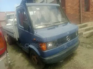 Mercedes Benz 410 Truck ) Foreign Used) 6 Tyres