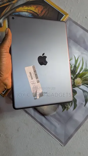 Apple iPad 9.7 64 GB Gray