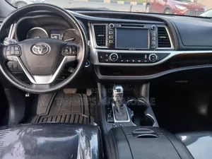 Toyota Highlander XLE 4dr SUV AWD (3.5L 6cyl 6A) 2015 Black