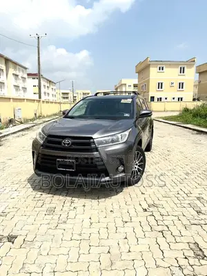 Toyota Highlander SE 4x4 V6 (3.5L 6cyl 8A) 2018 Gray
