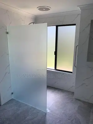 Heavy-Duty Safety Glass: Made of 10 Mm Thick Heat-Treated Tempered