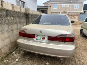 Honda Accord 2000 Gold