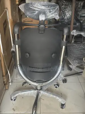 Kidney Swivel Chair