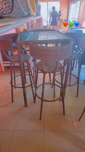 4 High Chairs With Table for Bars