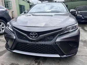 Toyota Camry SE FWD (2.5L 4cyl 8AM) 2018 Gray