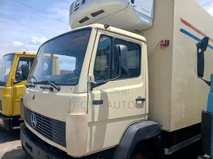 Mercedes 814 Yellow 15ft