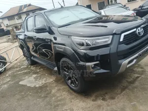 Toyota Hilux 2025 Black