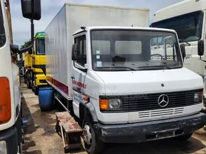 Super Clean Foreign Used Mercedes Benz 711 Truck
