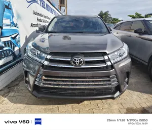 Toyota Highlander XLE 4x2 V6 (3.5L 6cyl 8A) 2018 Gray