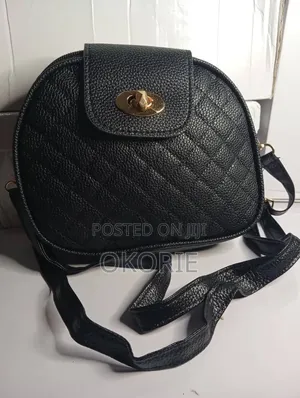 Women's Black Quilted Crossbody Handbag With Adjustable Strap