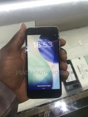 Apple iPhone SE 128 GB White