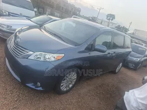 Toyota Sienna 2016 Blue