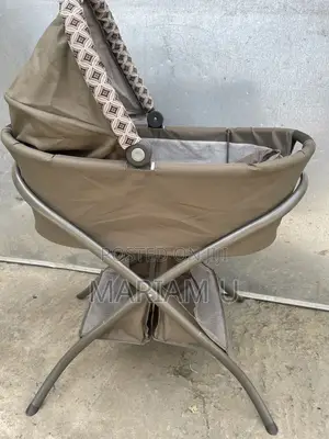 Graco Day2night Portable Bassinet and Stand. Neatly Used.