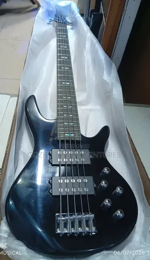 24frets Yamaha Ative 5-Strings Bass Guitar It Comes With Bag Cable STR