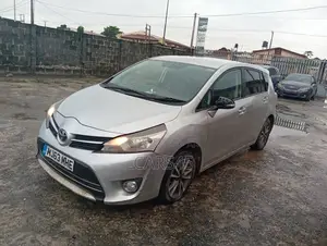 Toyota Verso 1.8 2013 Silver
