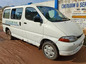 Toyota HiAce 2002 White