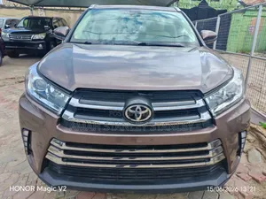 Toyota Highlander XLE 4x4 V6 (3.5L 6cyl 8A) 2017