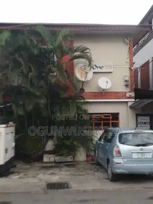 9 Bedroom Houses With a Bar
