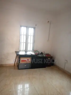 2bdrm Block of Flats in Adekunle for rent
