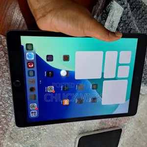 Apple iPad 9.7 64 GB Gray