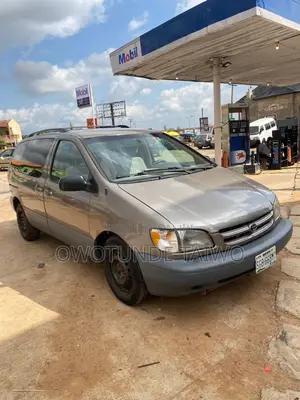 Toyota Sienna 2000 Brown