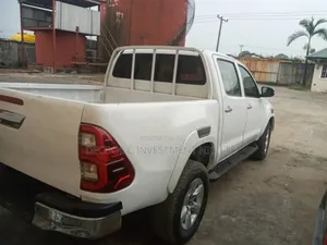 Toyota Hilux 2.5 D-4D 4X4 SRX 2012 White