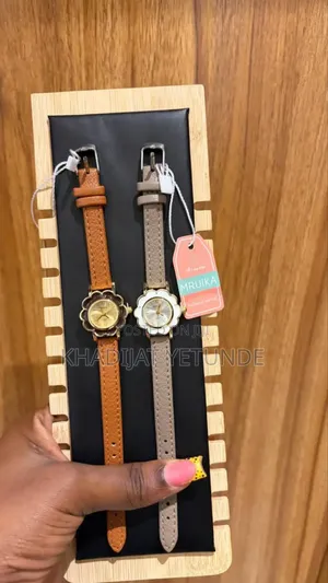 Elegant Women's Flower Design Leather Wristwatch