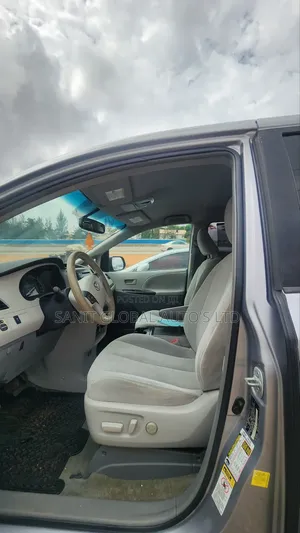 Toyota Sienna 2012 Silver