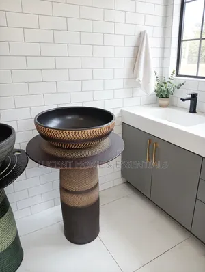 Luxury Ceramic Wash Hand Basin With Decorative Pedestal Stand