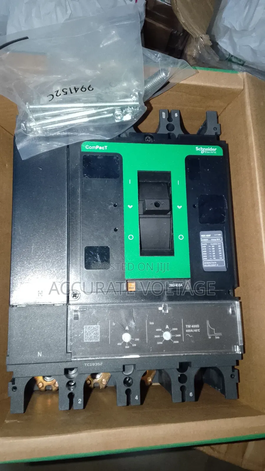 4p 400a Schneider McCb