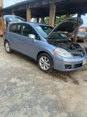 Nissan Versa 1.8 S Hatchback 2012 Blue